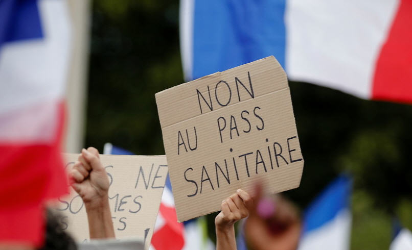  La Justicia francesa dictamina que el ‘pase de salud’ y la vacunación obligatoria de los trabajadores sanitarios cumplen con la Constitución.